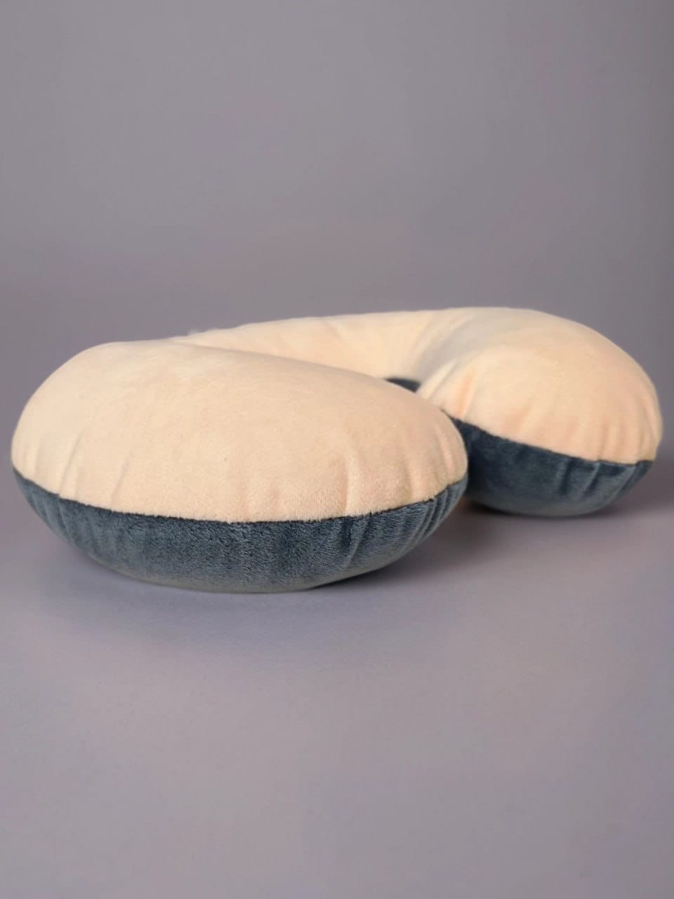 снимок Подушка на шею "рогалик" детская 27*22 персик, т.серый от магазина BIO-TEXTILES ОПТ